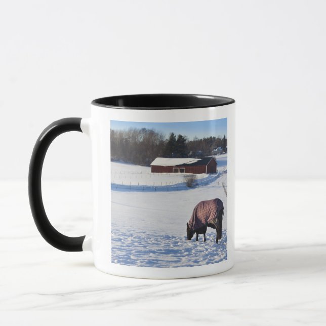 Mug Cheval frôlant sur un champ neige-couvert sur (Gauche)