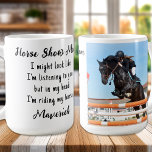 Mug Cheval Lover Equestrition Cadeau Funny Custom 1 Ph<br><div class="desc">Surprenez la maman du Cheval si c'est son anniversaire, la fête des mères ou Noël avec cette super mignonne tasse de maman de cheval. Maman du cheval ... J'ai peut-être l'air de vous écouter, mais dans ma tête, je monte à cheval. Personnalisez avec la photo préférée de Horse Mom. DROIT...</div>