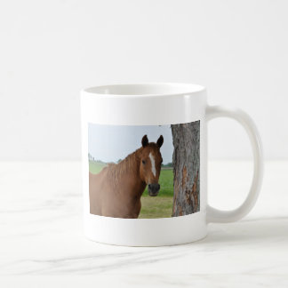 Mug Cheval près d'un arbre