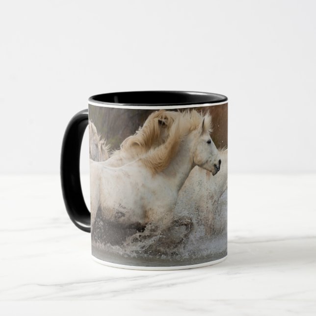 Mug Chevaux blancs de Camargue courant dans l'eau (Devant gauche)