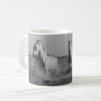 Mug Chevaux blancs, photo en noir et blanc