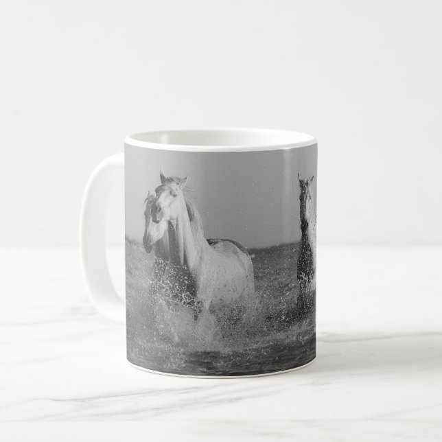 Mug Chevaux blancs, photo en noir et blanc (Devant gauche)
