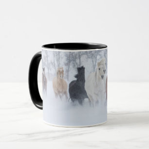 Mug Chevaux courant à travers la neige