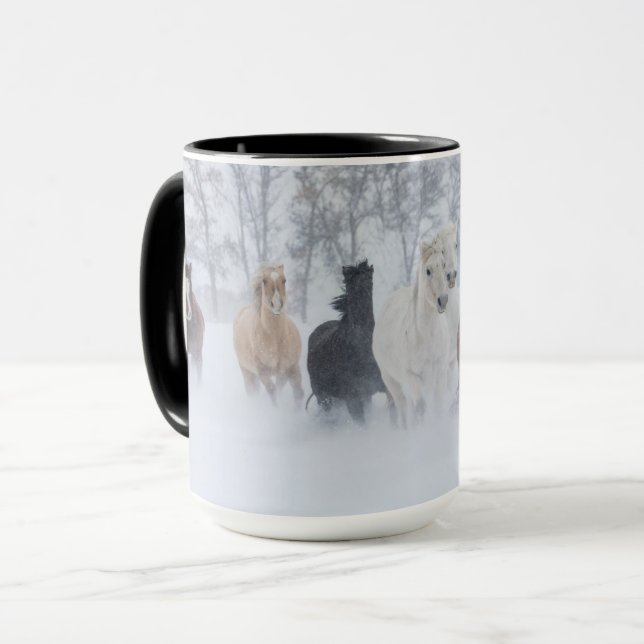 Mug Chevaux courant à travers la neige (Devant gauche)