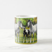 Chevaux De Peinture Gris De Pâte De Poisson En Été