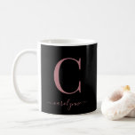 Mug Chic Black Rose Gold Monogramme Élégant Script<br><div class="desc">Chic Elegant Rose Rose Gold Monogramme Script sur une tasse de café noir chic. Facile à customiser avec votre propre nom et vos détails. Parfait pour votre luxe ! Veuillez nous contacter à cedarandstring@gmail.com si vous avez besoin d'aide pour la conception ou les produits correspondants.</div>