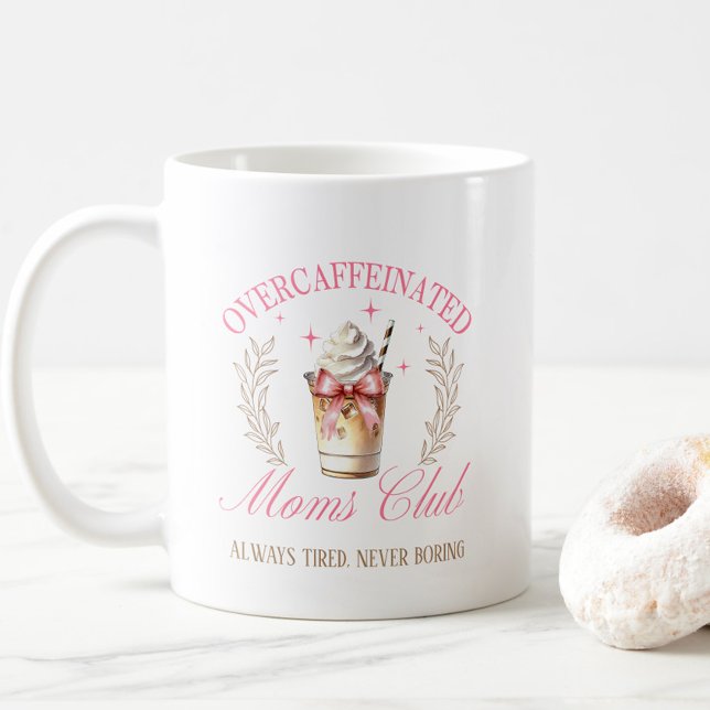 Mug Chic Overcaffeinated Maman's Club des mères Café d (Overcaffeinated Moms Club mug, “Always Tired, Never Boring”, bow, iced coffee, pink, gold.)