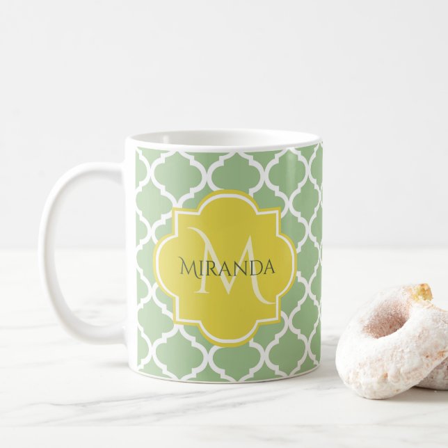 Mug Chic Pastel Green Quatrefoil Jaune Nom Monogramme (Avec donut)