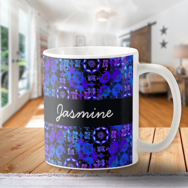 Mug Chic Rétro Bohème Groovy Bleu Violet Hippie (A hippie inspired coffee mug with cool retro pattern in a groovy style, in blues and purples)