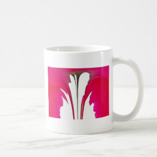 Mug Chic rouge extraordinaire rose sous le ciel blanc.