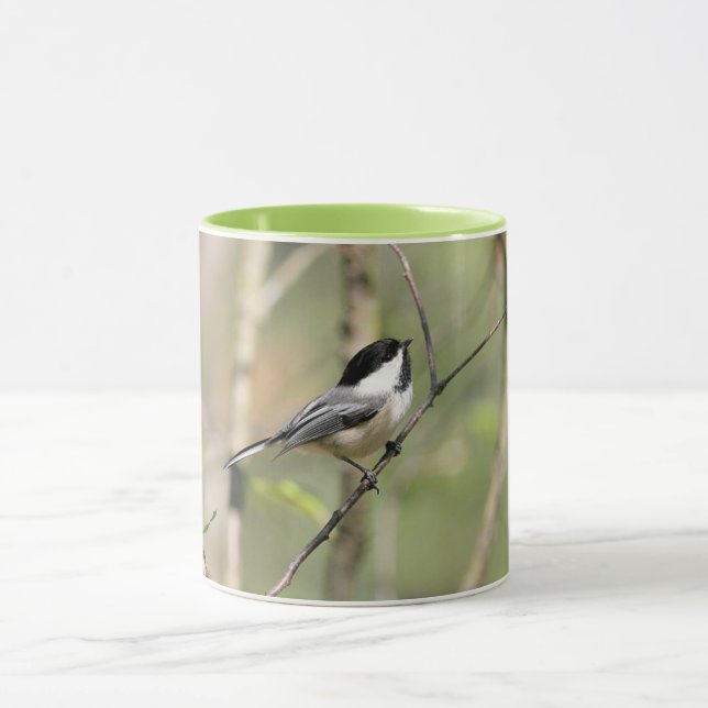 Mug Chickadee couvert par noir sur une branche (Centre)