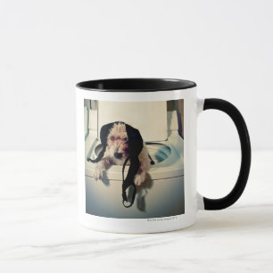 Mug Chien aidant avec le lavage