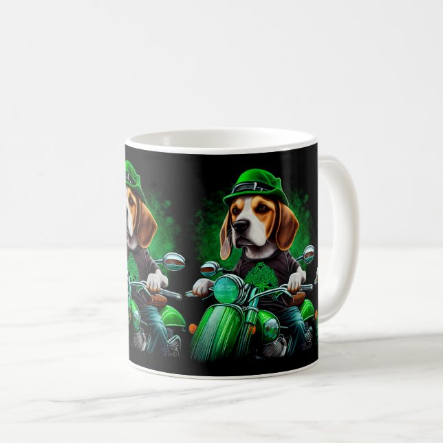 Mug Chien Beagle conduisant un vélo Saint-Patrick (Devant droit)