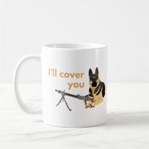 Mug Chien berger allemand avec un revolver à la machin