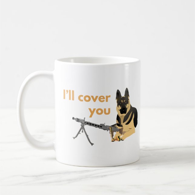 Mug Chien berger allemand avec un revolver à la machin (Gauche)