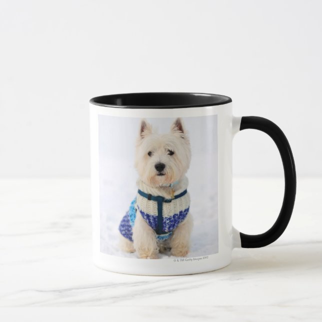 Mug Chien blanc dans des vêtements dans la neige (Droite)