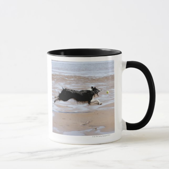 Mug Chien chassant une boule à la plage (Droite)