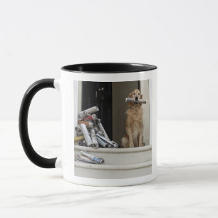 Mug Chien de golden retriever se reposant à l'entrée