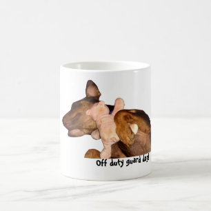 Mug chien de Tasse-dobermann dormant avec l'ours de