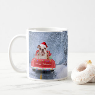 Mug Chien de taureau anglais en neige assis sur un cam