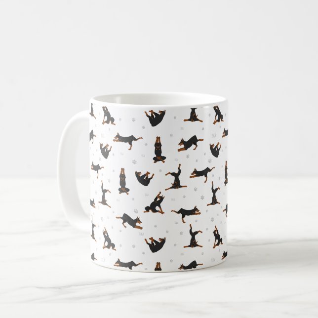 Mug Chien Doberman Pinscher faisant du yoga (Devant gauche)
