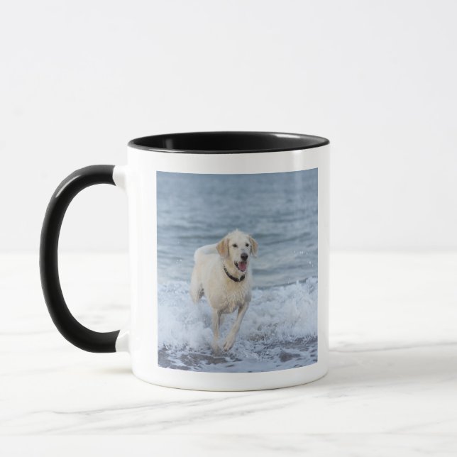 Mug Chien fonctionnant dans l'eau à la plage (Gauche)