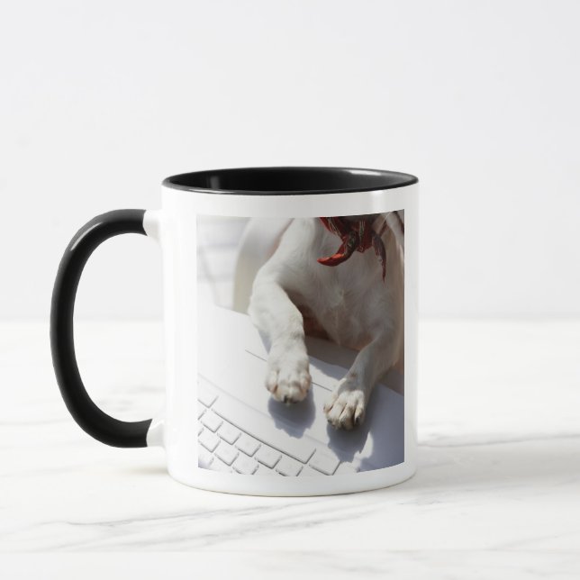 Mug Chien mettant ses mains sur un ordinateur portable (Gauche)