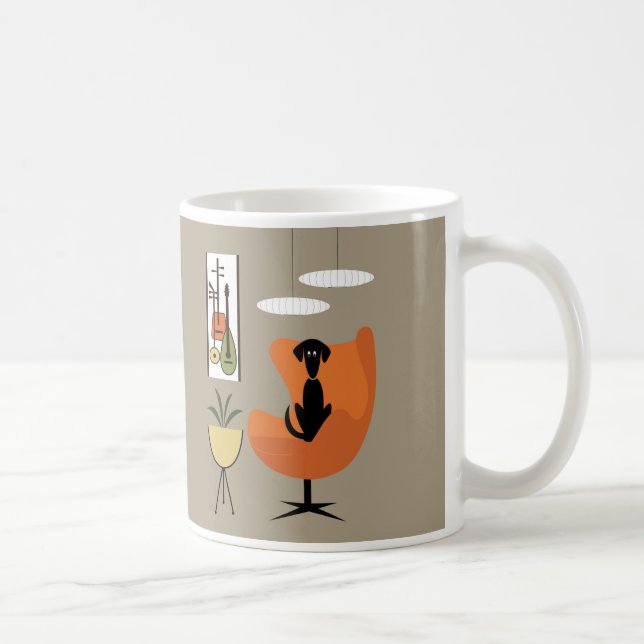 Mug Chien noir du milieu du siècle en chaise d'oeuf or (Droite)