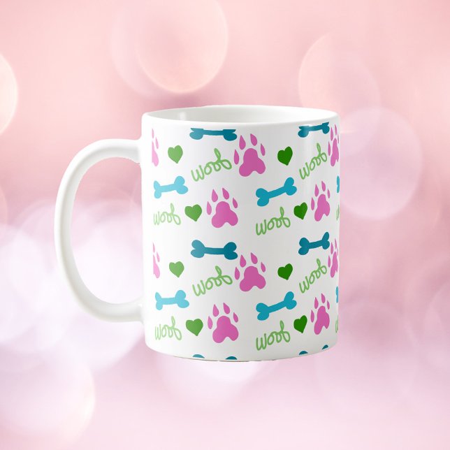 Mug Chien Paw Bone Heart Woof Motif Rose (A mug with a pattern of dog paws, bones, hearts and woof)