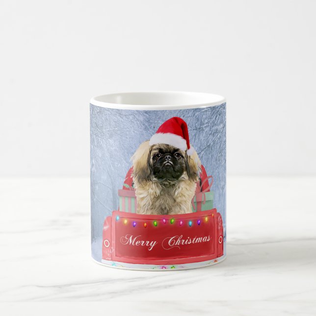 Mug Chien pekingese en neige assis sur un camion de No (Centre)