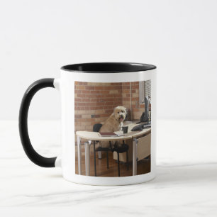 Mug Chien se reposant au bureau