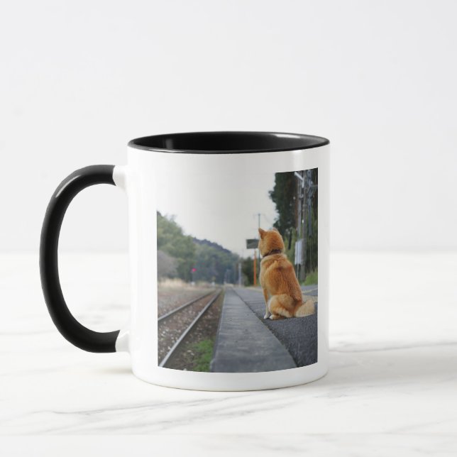 Mug Chien se reposant sur la station de train (Gauche)