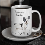 Mug Chiffre de taureau français | Pardon Mon Français<br><div class="desc">Un verset amoureux de chien amusant. Mignons tasses pour montrer votre adoration pour tout ce qui concerne les Français. Des pattes boueuses et des friandises sur le sol avec une illustration de bulldog français noir et blanc. Le texte dit "Pardon my Frenchie" dans une police manuscrite.</div>