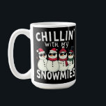 Mug Chillin' With My Snowmies Funky Snowman Christmas<br><div class="desc">fête et amusante famille Noël groupe de design assorti qui dit "Chillin avec mes neiges",  pour fille,  fils,  maman,  papa,  grand-mère,  grand-père,  petits-enfants,  famille et amis,  amateurs de neige,  pour noël</div>