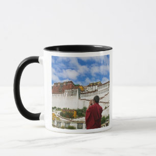 Mug Chine, Tibet, Lhasa, moine tibétain avec Potala