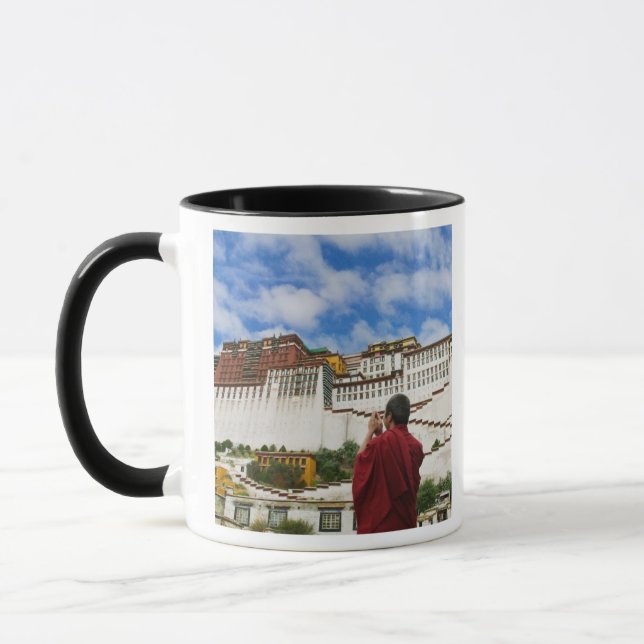 Mug Chine, Tibet, Lhasa, moine tibétain avec Potala (Gauche)