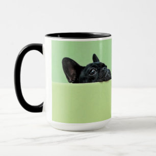 Mug Chiot de bouledogue français scrutant au-dessus d