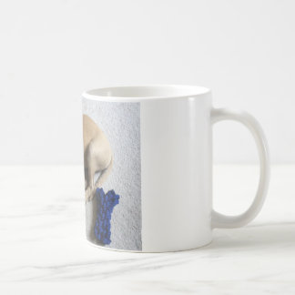Mug chiot de cabot de Noir-bouche avec le jouet bleu