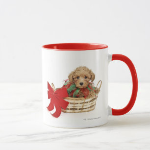 Mug Chiot de caniche se reposant dans le panier de