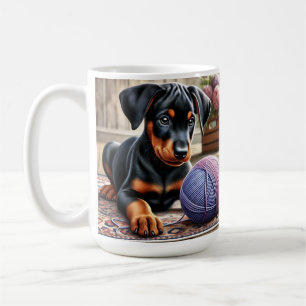 Mug Chiot de Doberman avec balle de Fer sur un tapis c