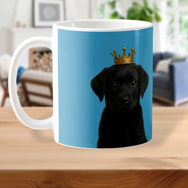 Mug Chiot de Labrador noir en Couronne or mignonne (Black Labrador Puppy in Gold Crown Cute Coffee Mug
by Ricaso. Adorable pup dog wearing a crown)
