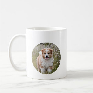 Mug Chiot en jeu dans un champ de fleurs
