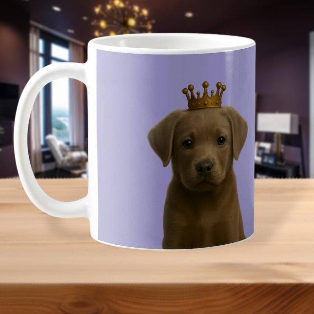 Mug Chiot Labrador en argent dans Gold Crown Cute (Silver Labrador Puppy in Gold Crown Cute Coffee Mug
by Ricaso. Sweet pup dog in royal crown)