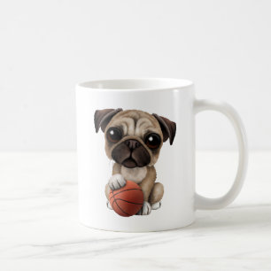 Mug Chiot mignon de carlin jouant avec le basket-ball