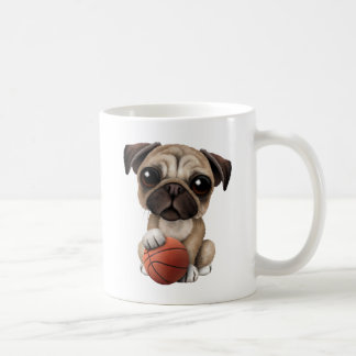 Mug Chiot mignon de carlin jouant avec le basket-ball