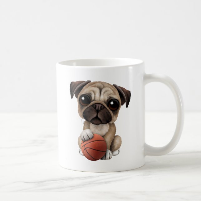 Mug Chiot mignon de carlin jouant avec le basket-ball (Droite)