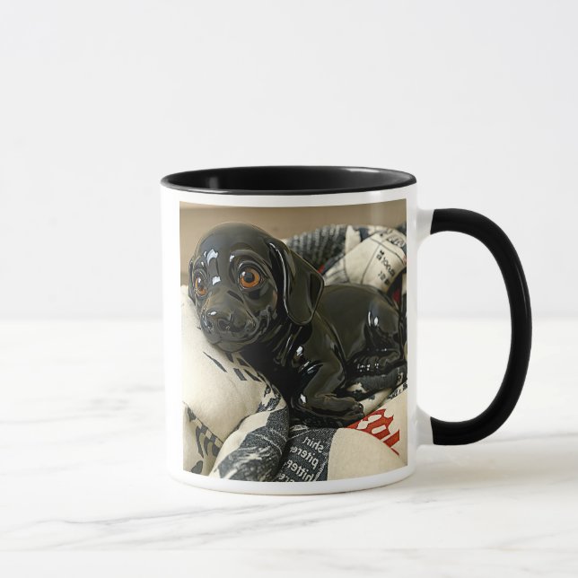 Mug chiot noir 3D sur coussins, design original. (Droite)