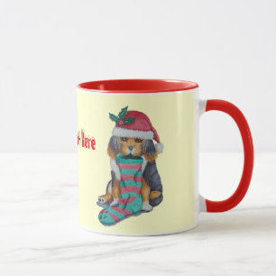 Mug chiot noir et brun mignon vêtu pour noël