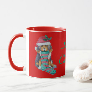 Mug chiot noir et brun mignon vêtu pour noël