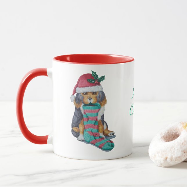 Mug chiot noir et brun mignon vêtu pour noël (Avec donut)